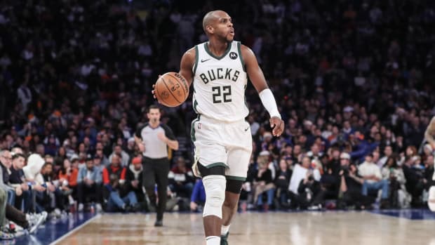Milwaukee Bucks forward Khris Middleton (22) brings the ball up court in the fourth quarter against the New York Knicks